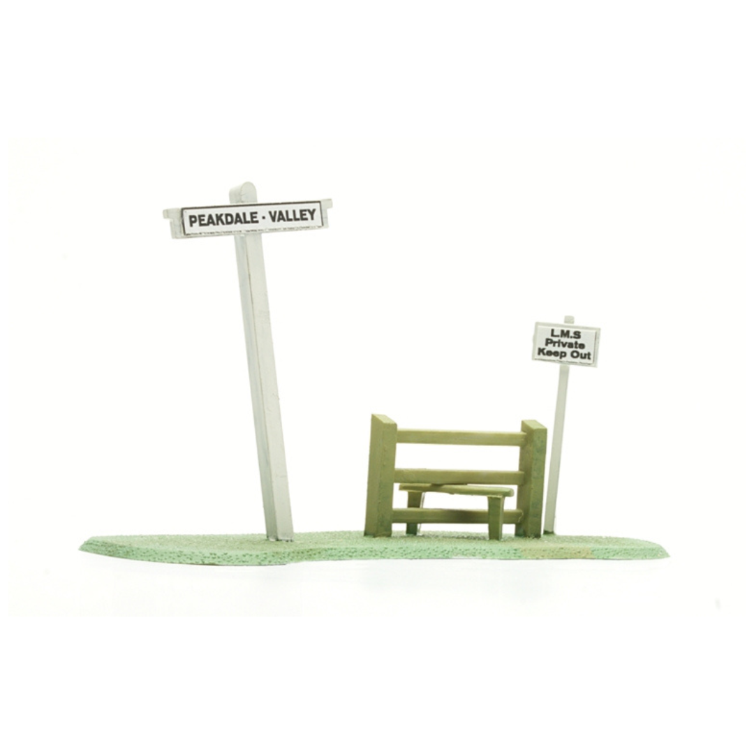 Signpost and Stile 00 Plastic Scale Model Kit